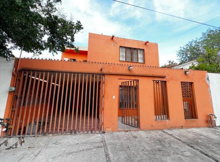 Amplia Casa en Venta con Buena Iluminación en Mitras Centro